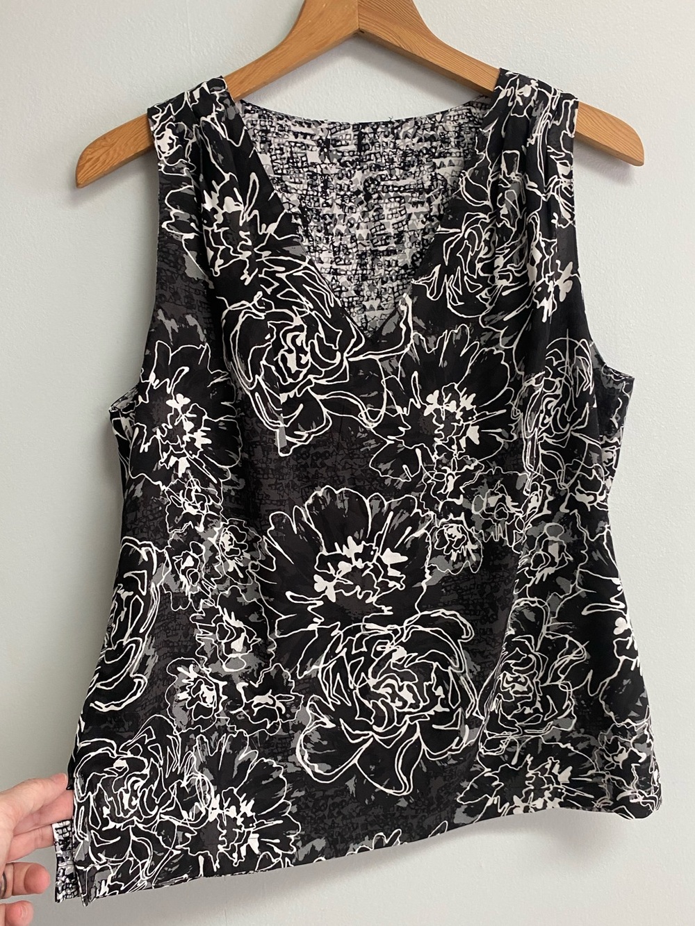 CUTE SLEEVELESS TOP - LARGE